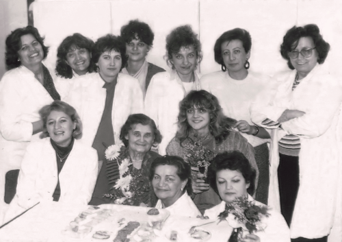 Djelatnici Tehničkog odjela kasnih 1980-ih s voditeljicom Odsjeka za restauriranje Irenom Medić (treći red, druga zdesna) / Head of the Restoration Section
Irena Medić (third row, second right) with the Technical Department staff in the late 1980s